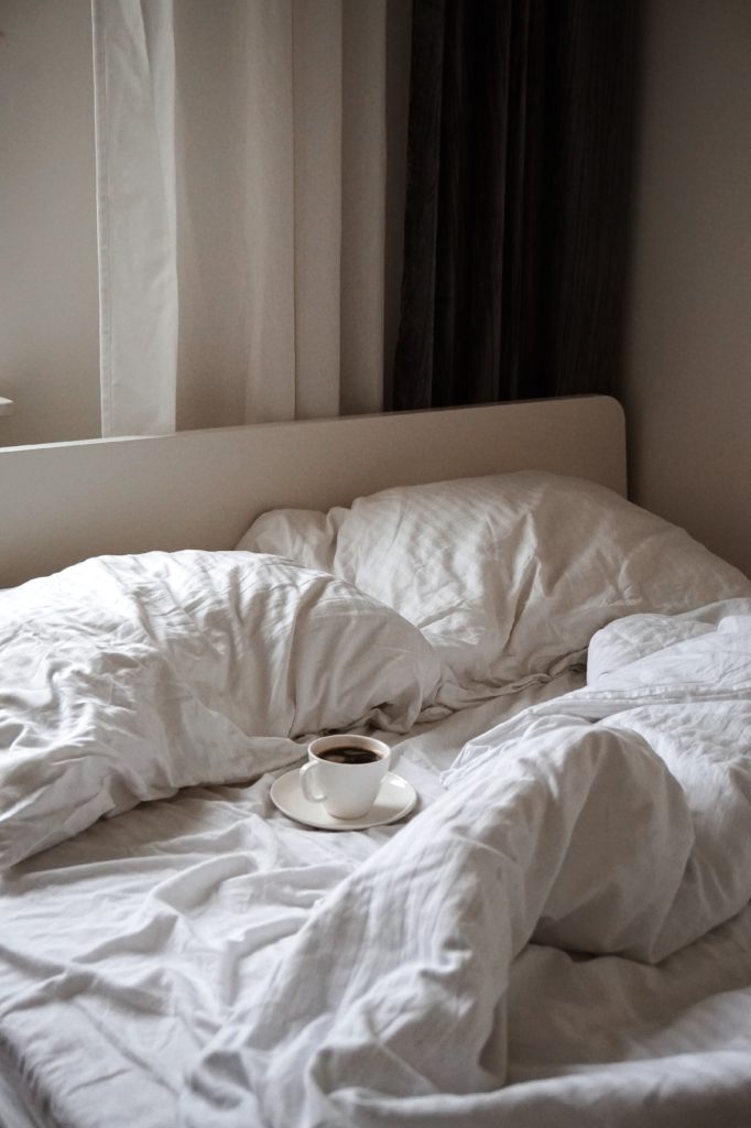 Cup_of_coffee_on_bed